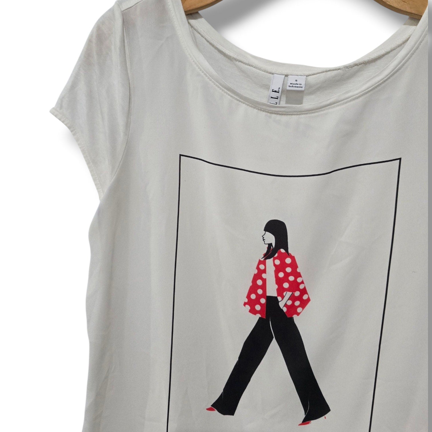 ELLE Women’s "Life Is A Runway" Graphic Tee Size Small