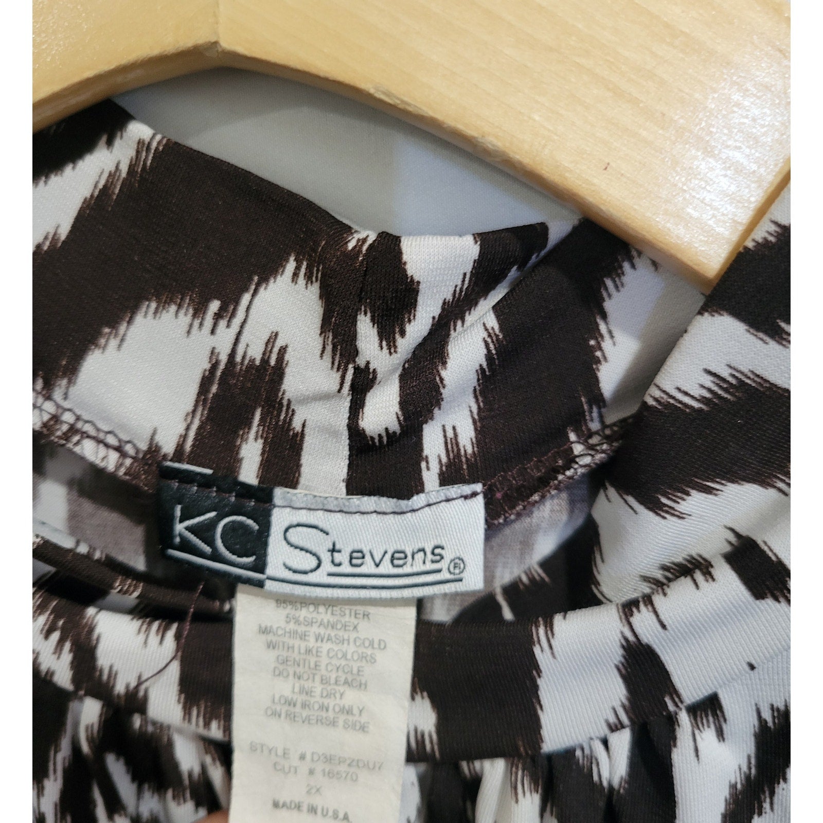 KC Stevens Women's Plus Size brown & White high neck sleeveless blouse - 2x