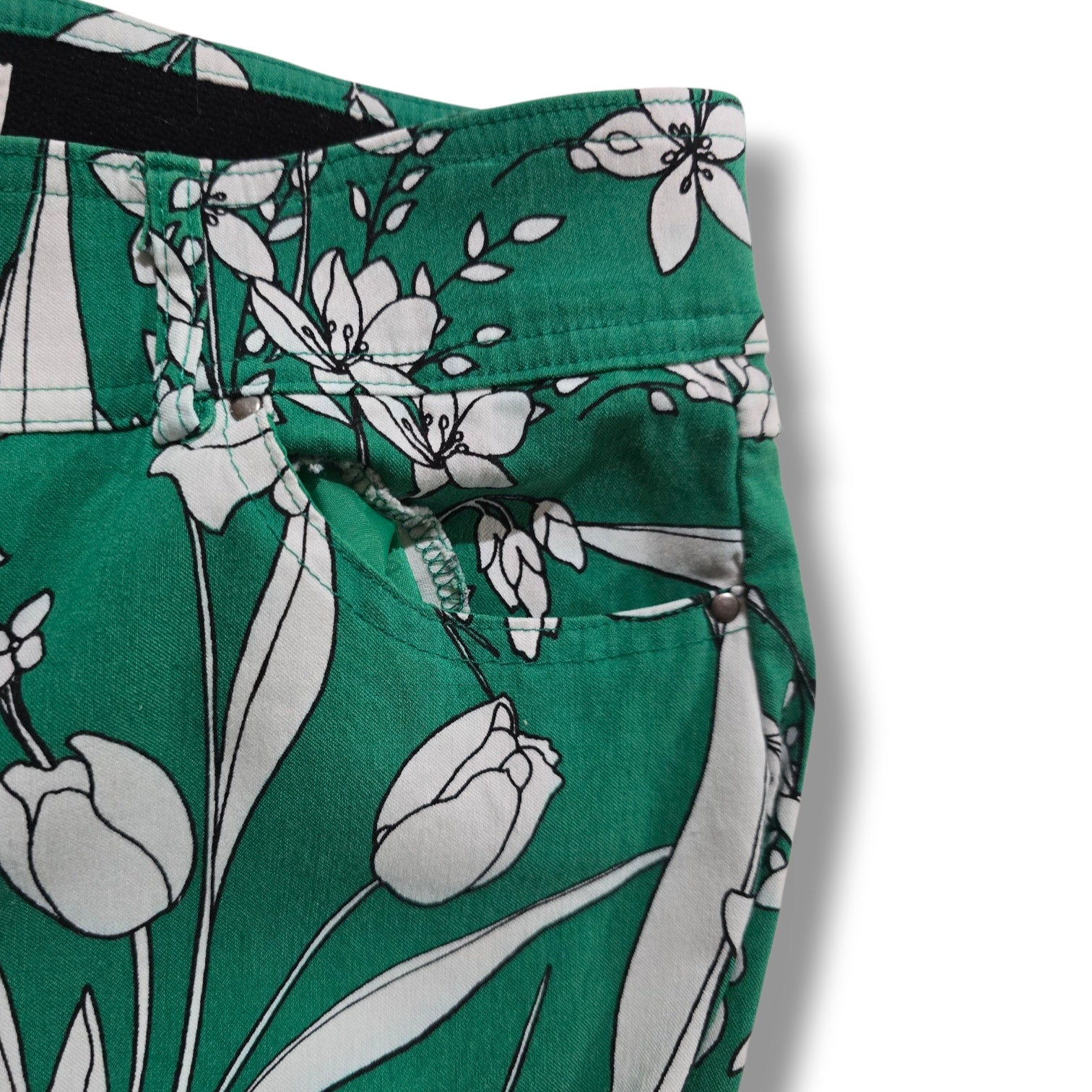 89th & Madison Women’s Green Floral Print Capri Pants – Size 8