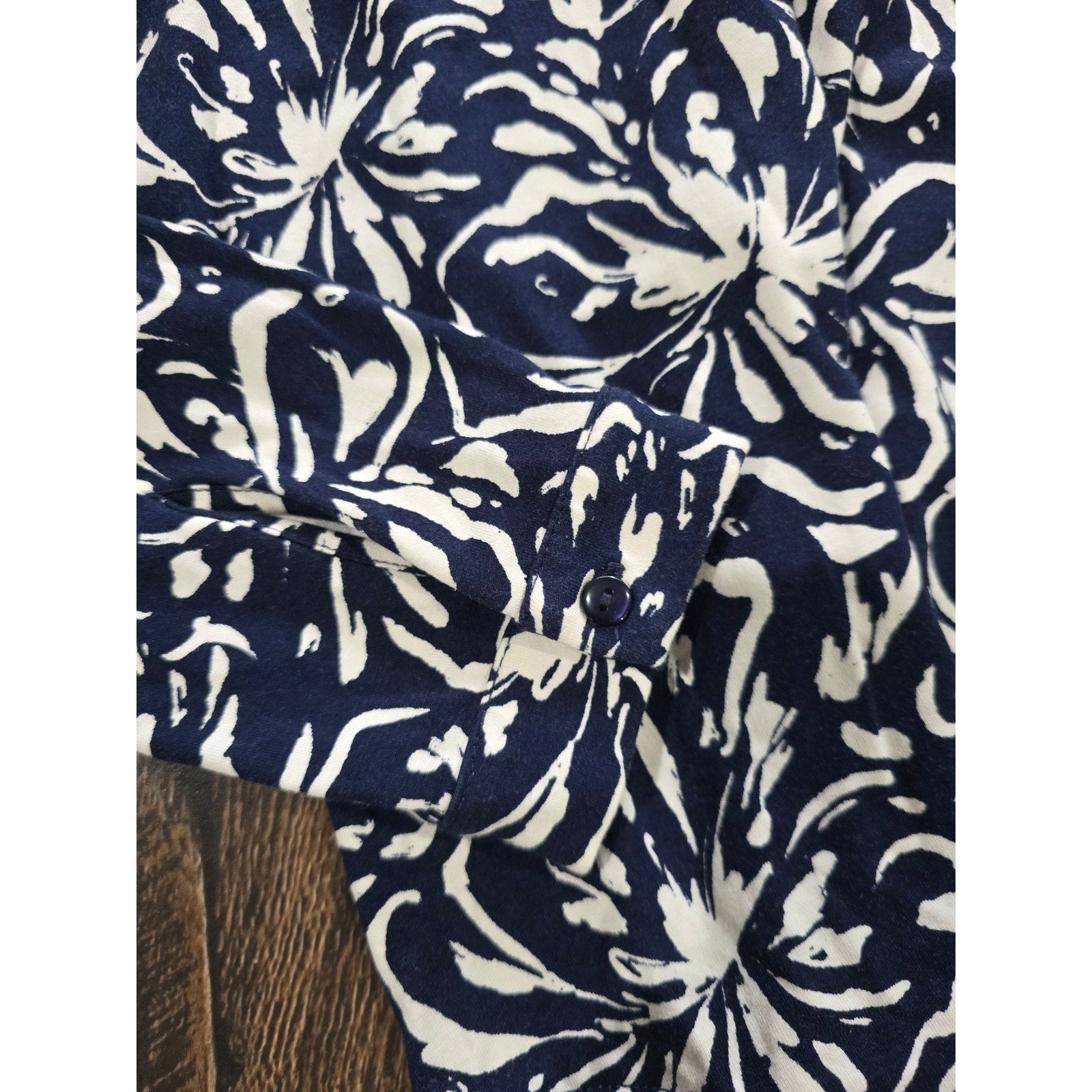 TravelSmith Navy & White Floral Long Sleeve V-Neck Top – Petite Medium