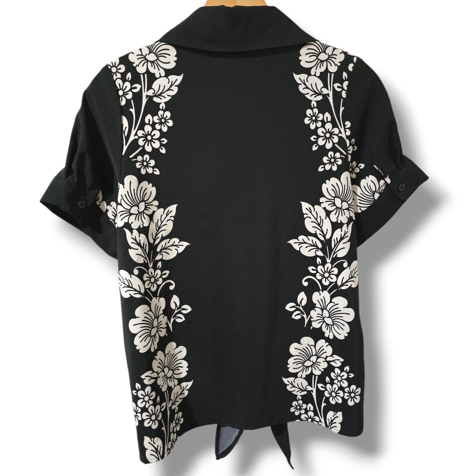 Rich & Famous Black Floral Button-Front Tie Hem Top – Size Large
