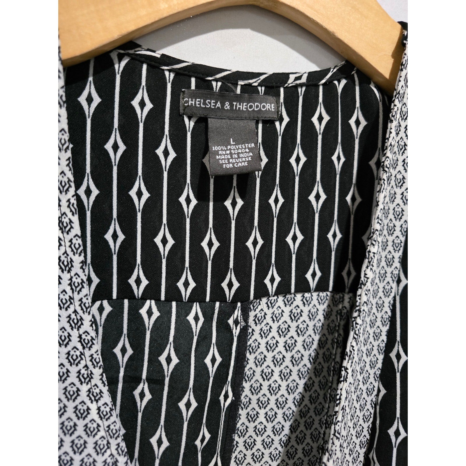 Chelsea & Theodore Women’s Black & White Geometric Open Front Long Vest – Size L