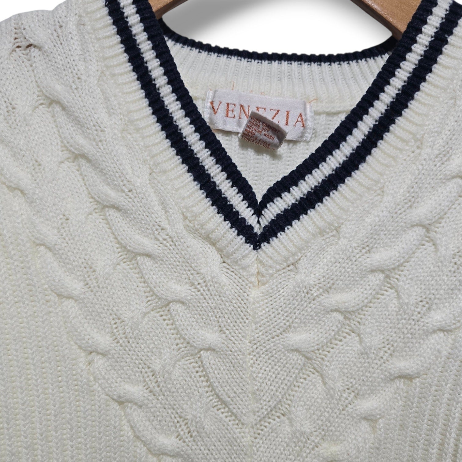 Venezia Jeans Co. Women's Plus Size 14/16 cream Cable Knit V-Neck Sweater
