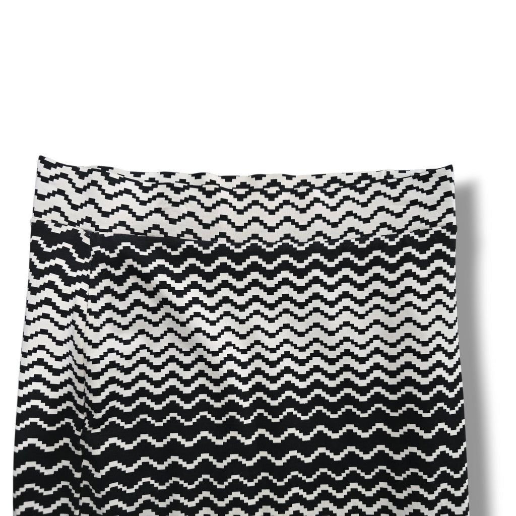XXI Forever 21 Black and White Zig Zag Chevron Mini Skirt