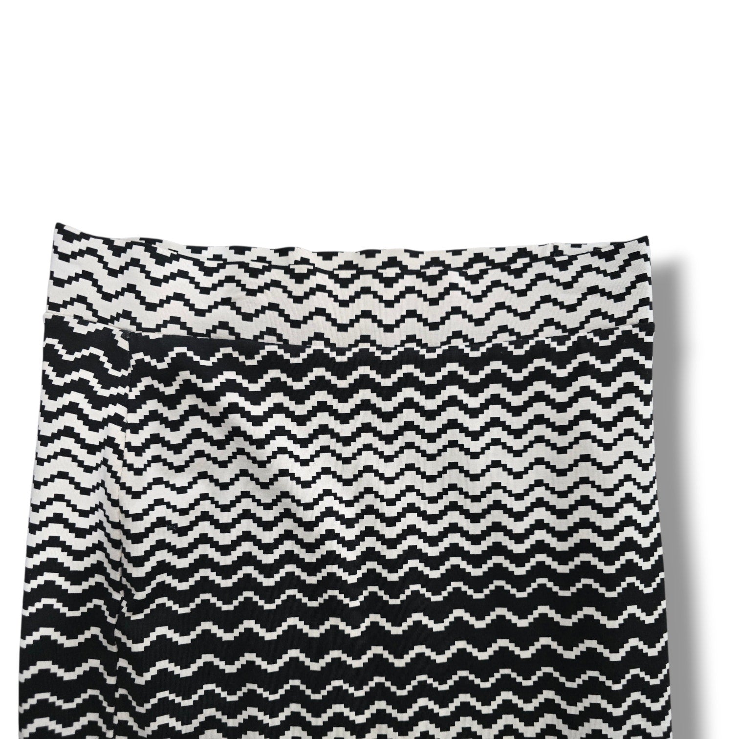 XXI Forever 21 Black and White Zig Zag Chevron Mini Skirt