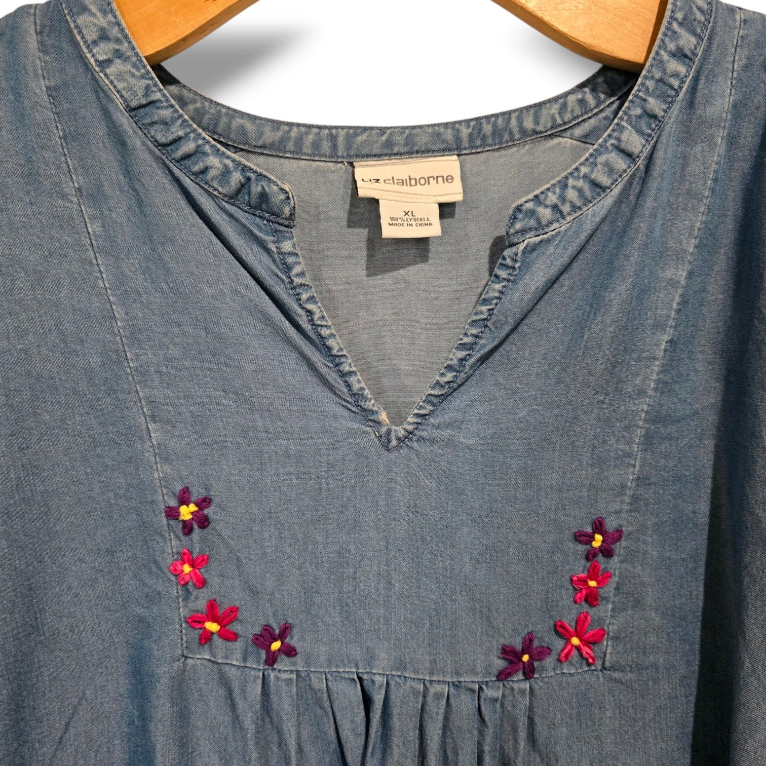 Liz Claiborne Women’s Chambray Blue Embroidered Sleeveless Top – 100% Lyocell XL