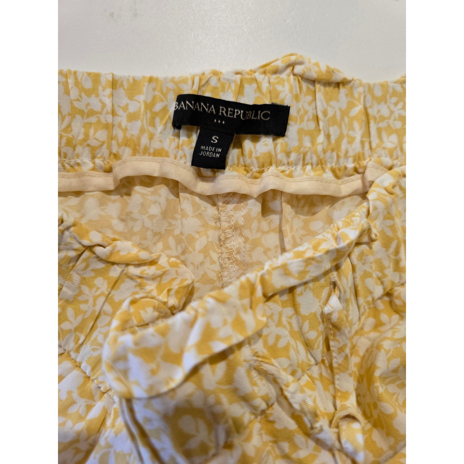 Banana Republic Women’s Yellow Floral Print Drawstring Shorts – Size Small