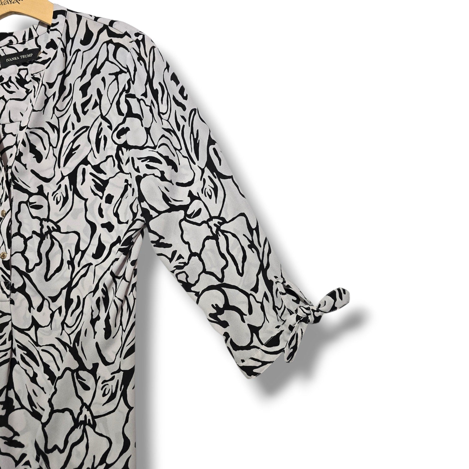 Ivanka Trump women’s Black & White Abstract Floral Tunic Blouse - small