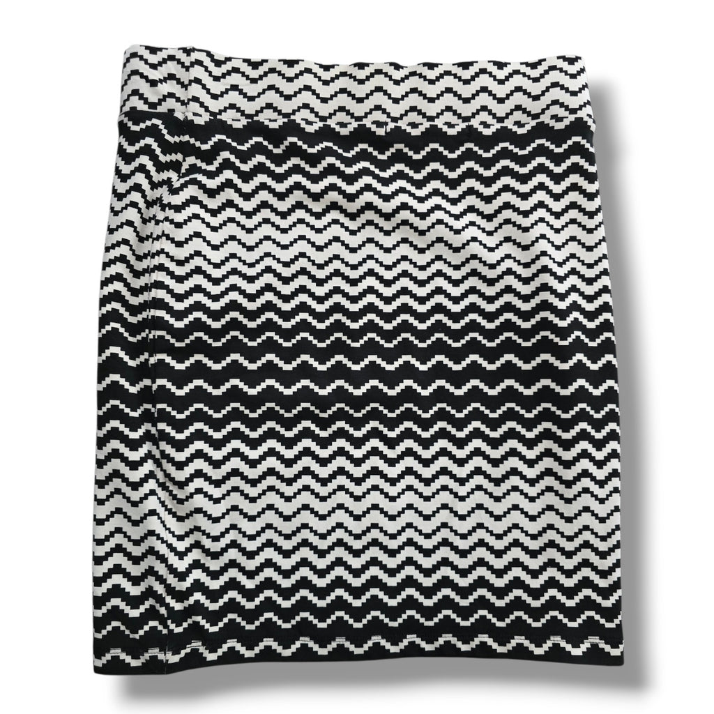 XXI Forever 21 Black and White Zig Zag Chevron Mini Skirt
