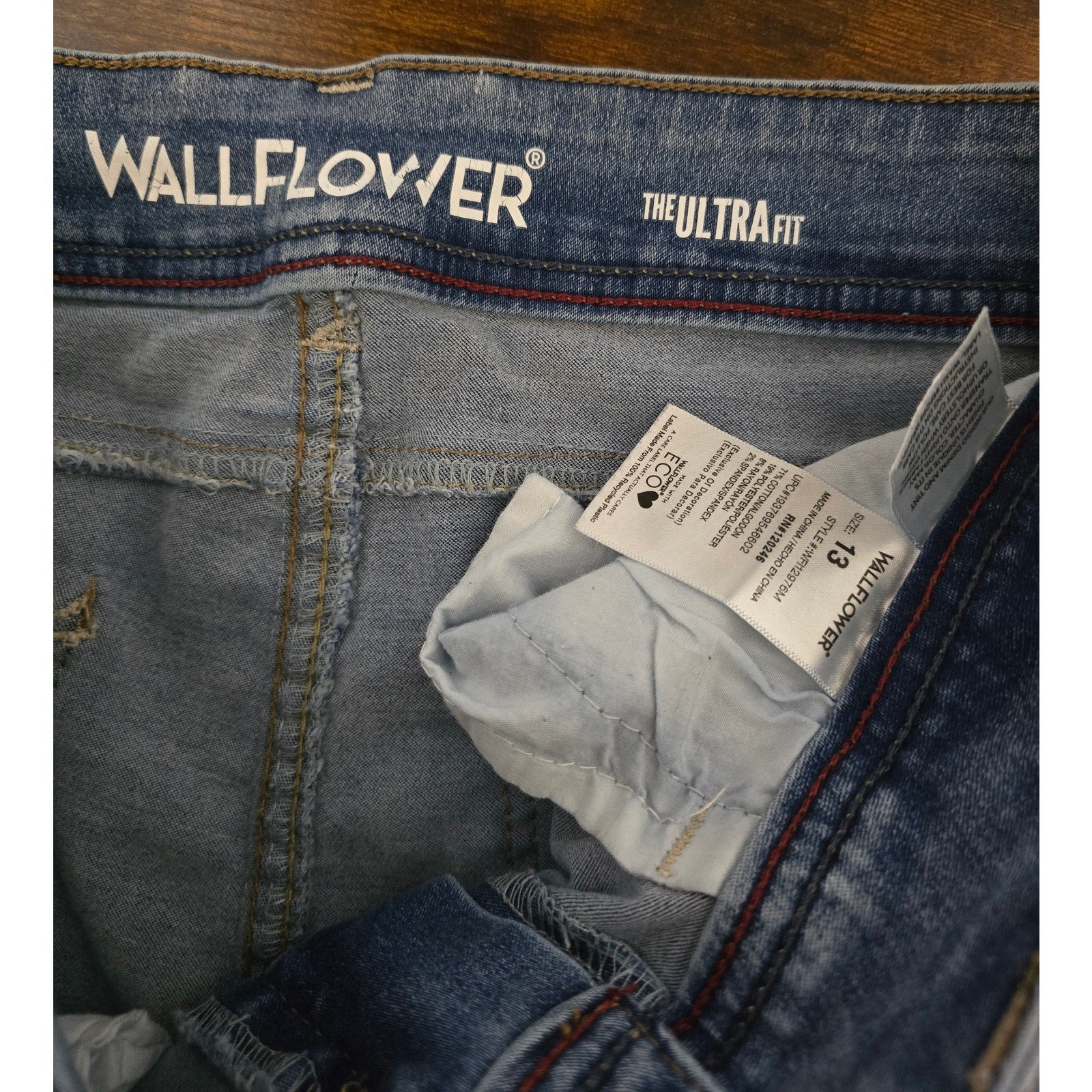 WallFlower Juniors Size 13 The Ultra Fit Distressed Cuffed Crop Capri Jeans