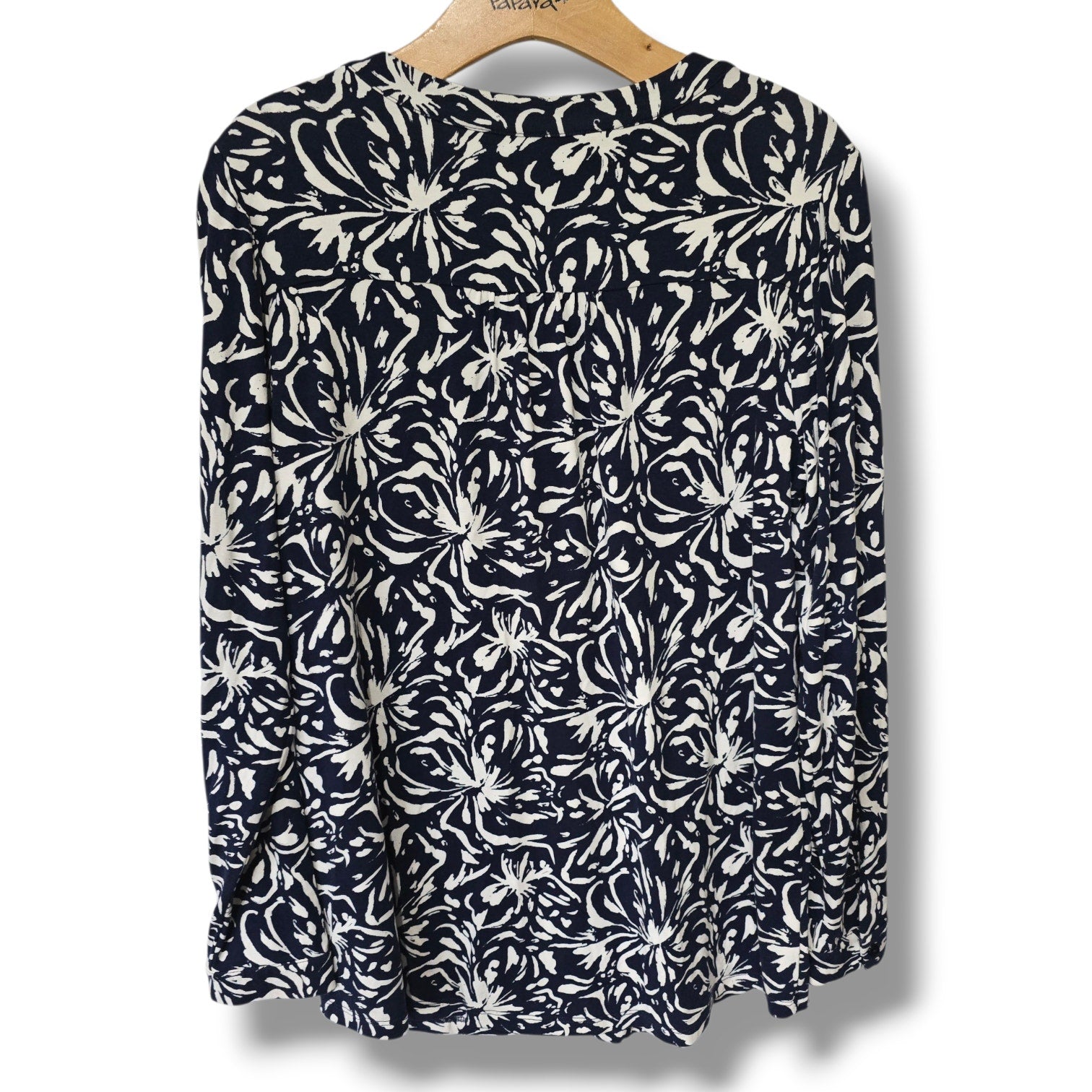 TravelSmith Navy & White Floral Long Sleeve V-Neck Top – Petite Medium