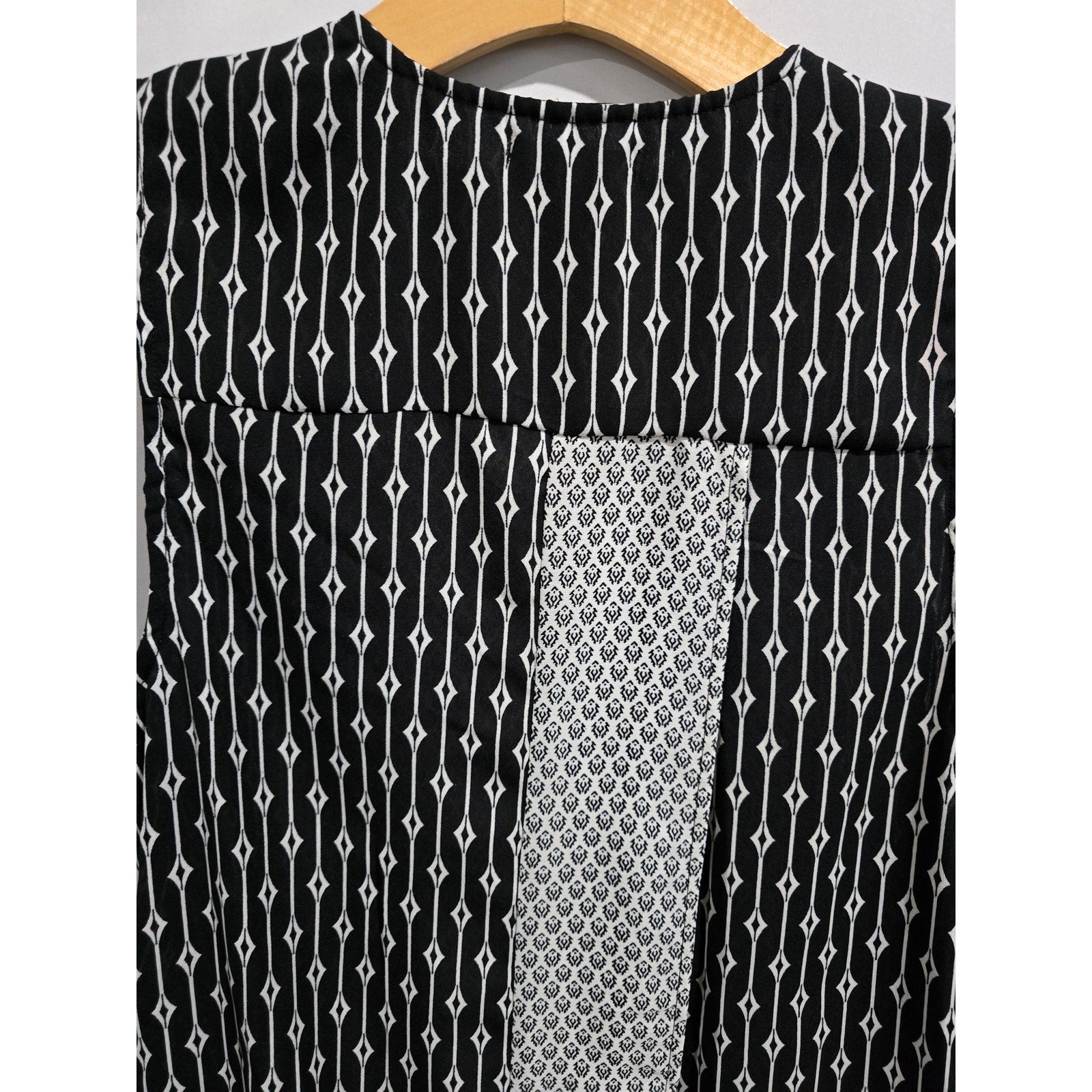 Chelsea & Theodore Women’s Black & White Geometric Open Front Long Vest – Size L