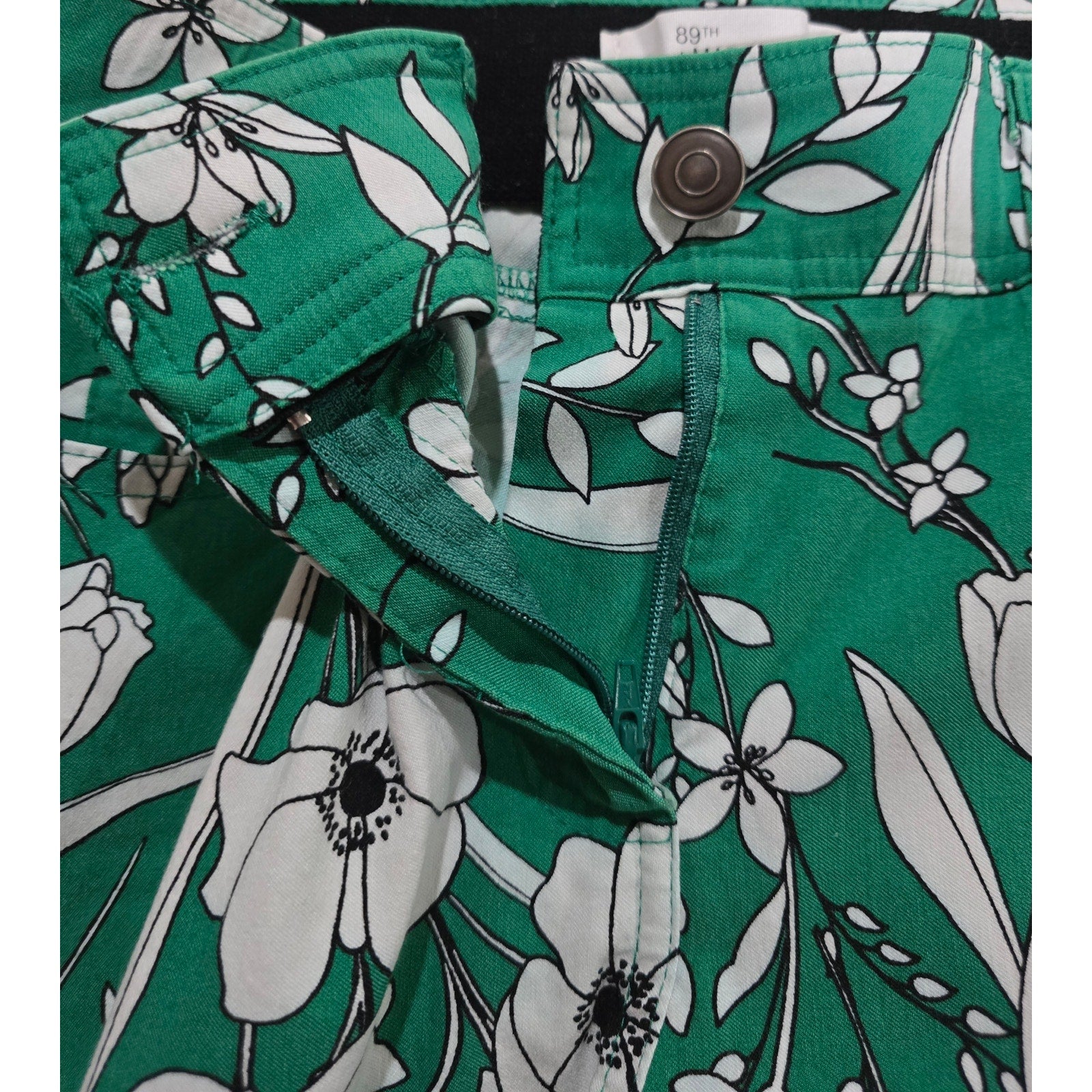 89th & Madison Women’s Green Floral Print Capri Pants – Size 8