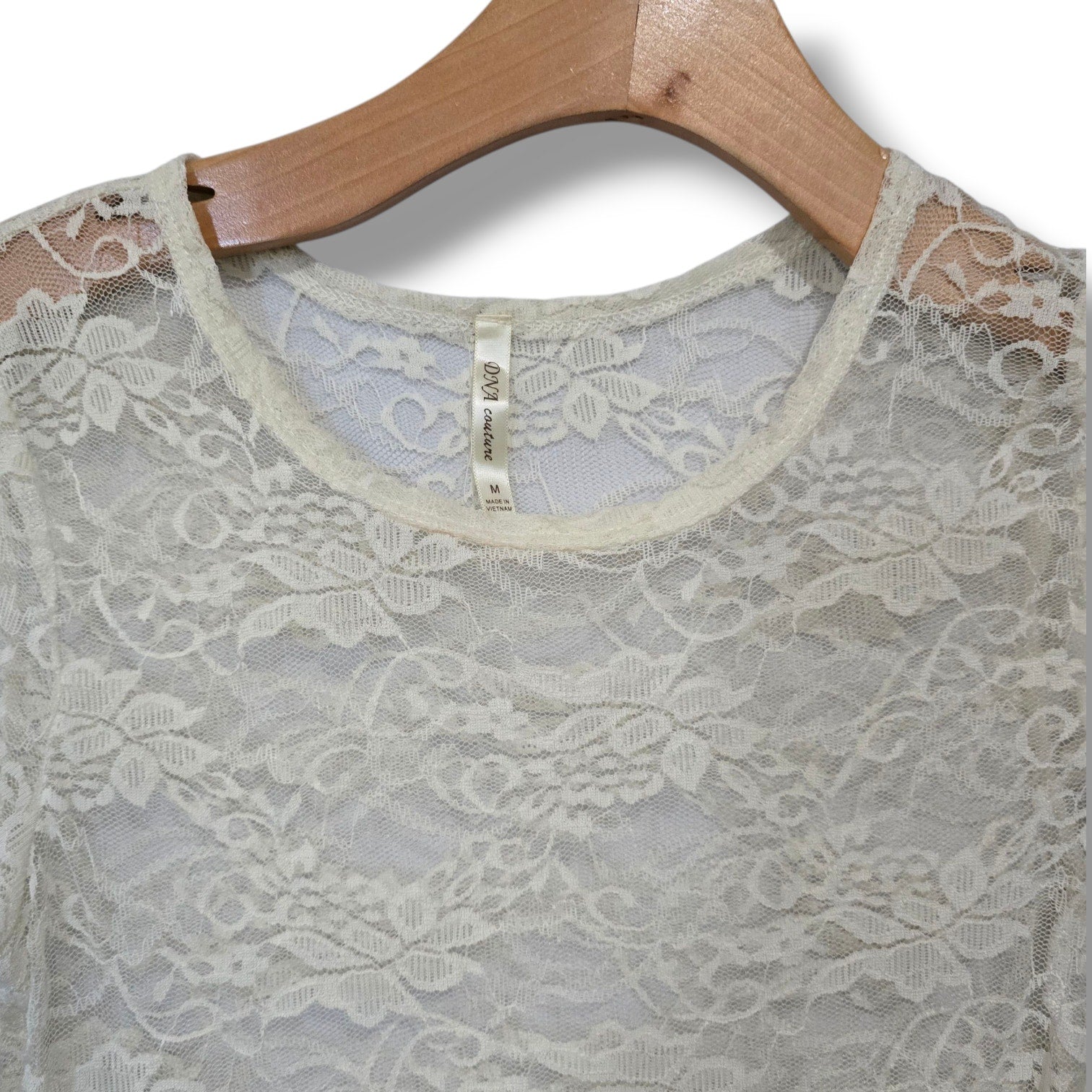 DNA Couture Women’s Off-White Lace Short Sleeve Top Medium