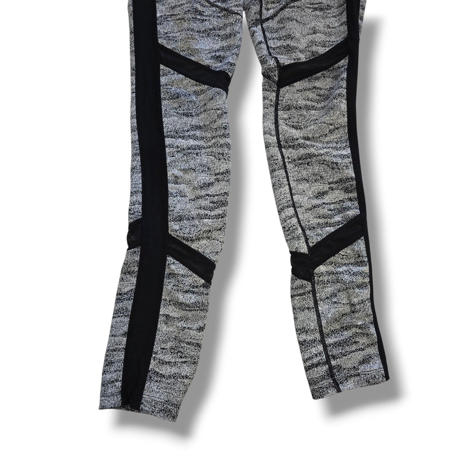 Avia Women's High-Rise Jacquard Workout Leggings with Pockets - Medium