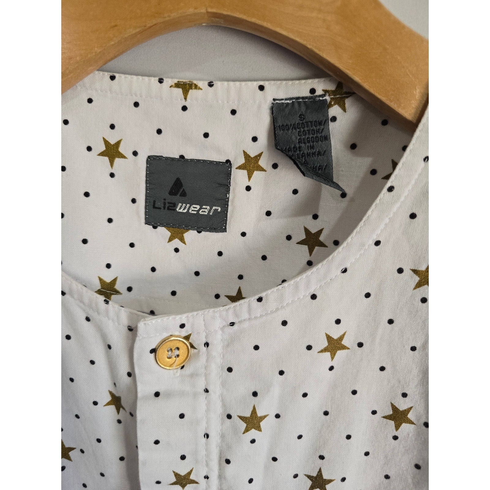 Lizwear Men's Short Sleeve Button-Down Gold Star Print small