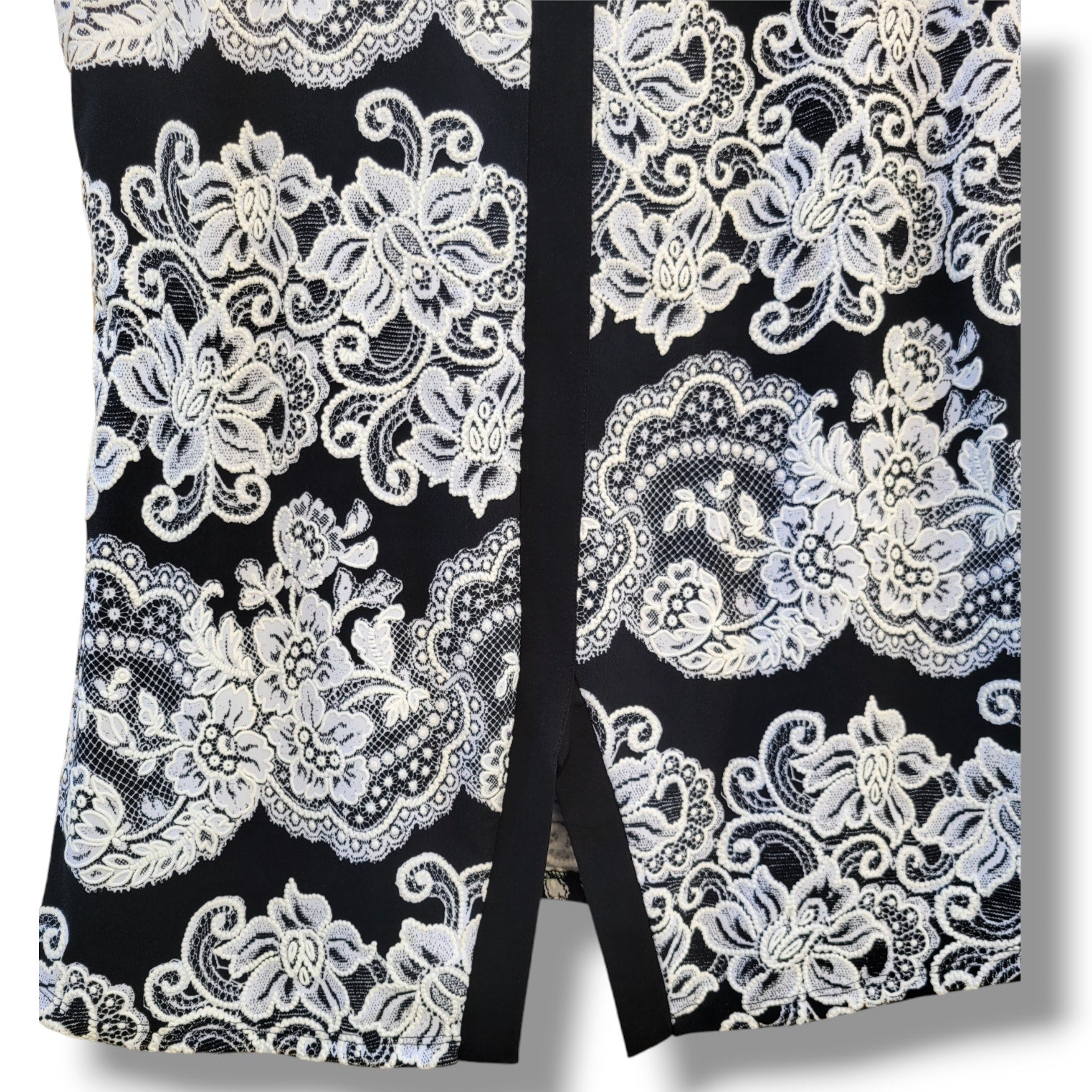 Ava James Black & White Floral Split-Back Blouse – Women’s Medium