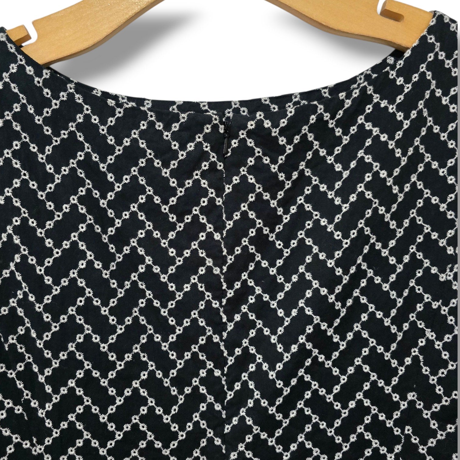 Jones New York Signature Women’s Black & White Textured Sleeveless Sheath Dress