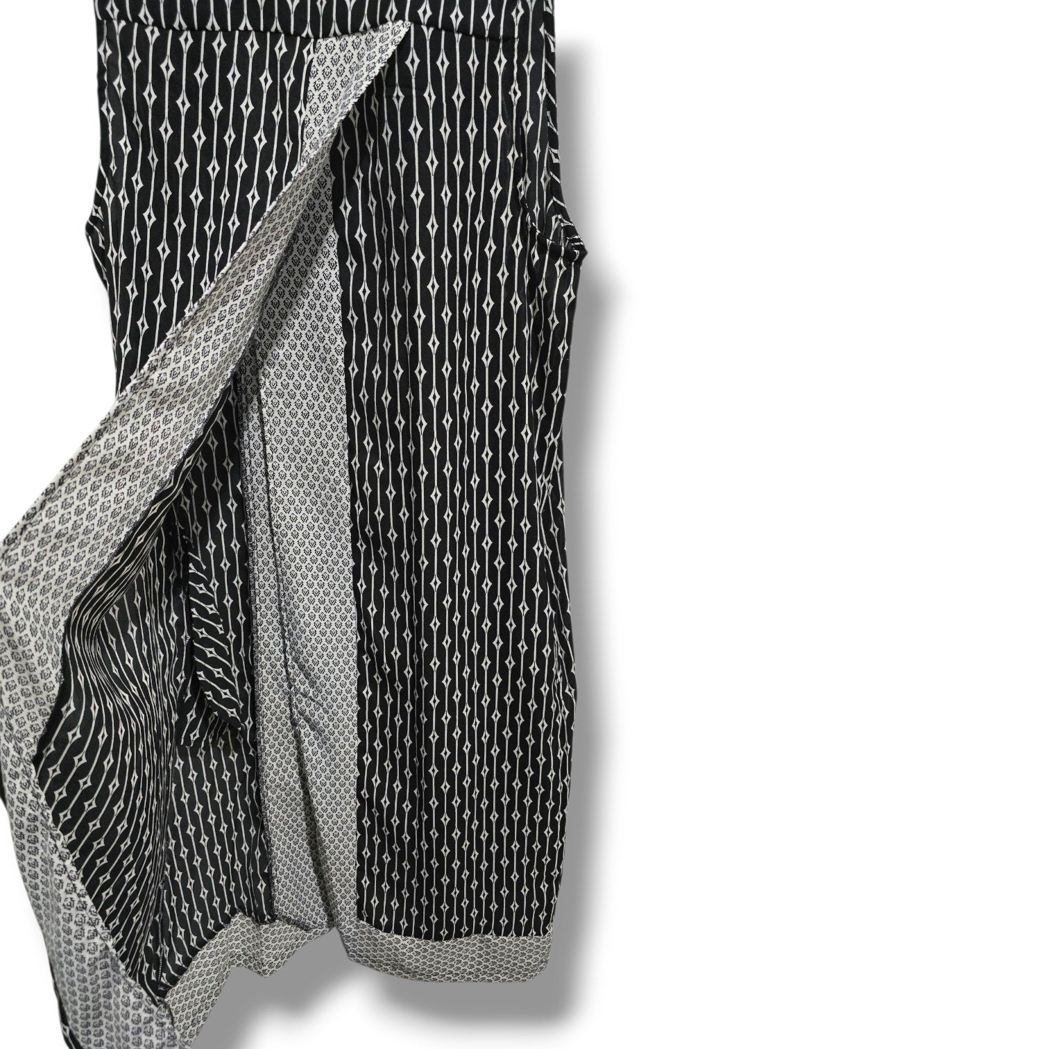 Chelsea & Theodore Women’s Black & White Geometric Open Front Long Vest – Size L