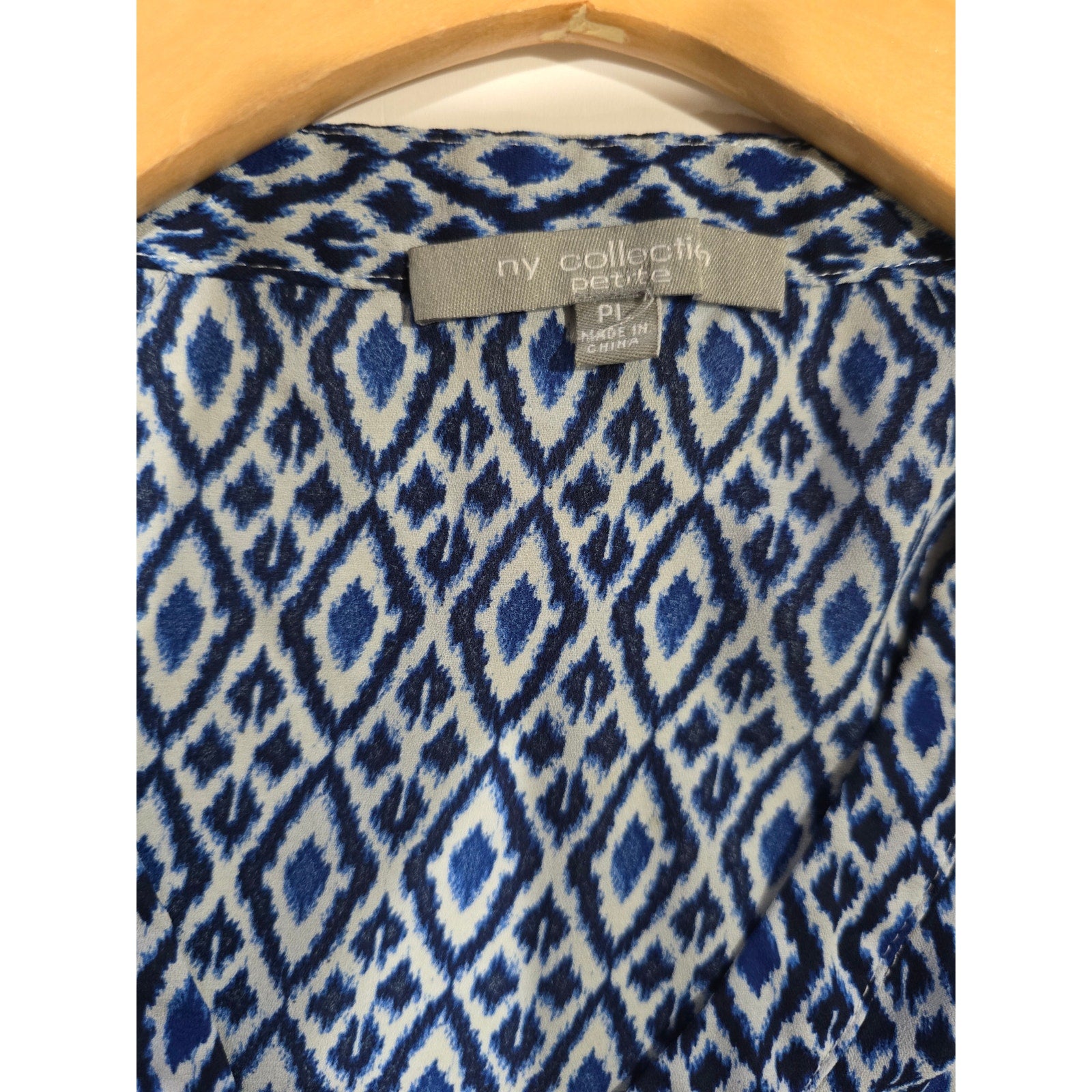 NY Collection Petite Blue Geometric Zip Front Blouse – PL, gently used