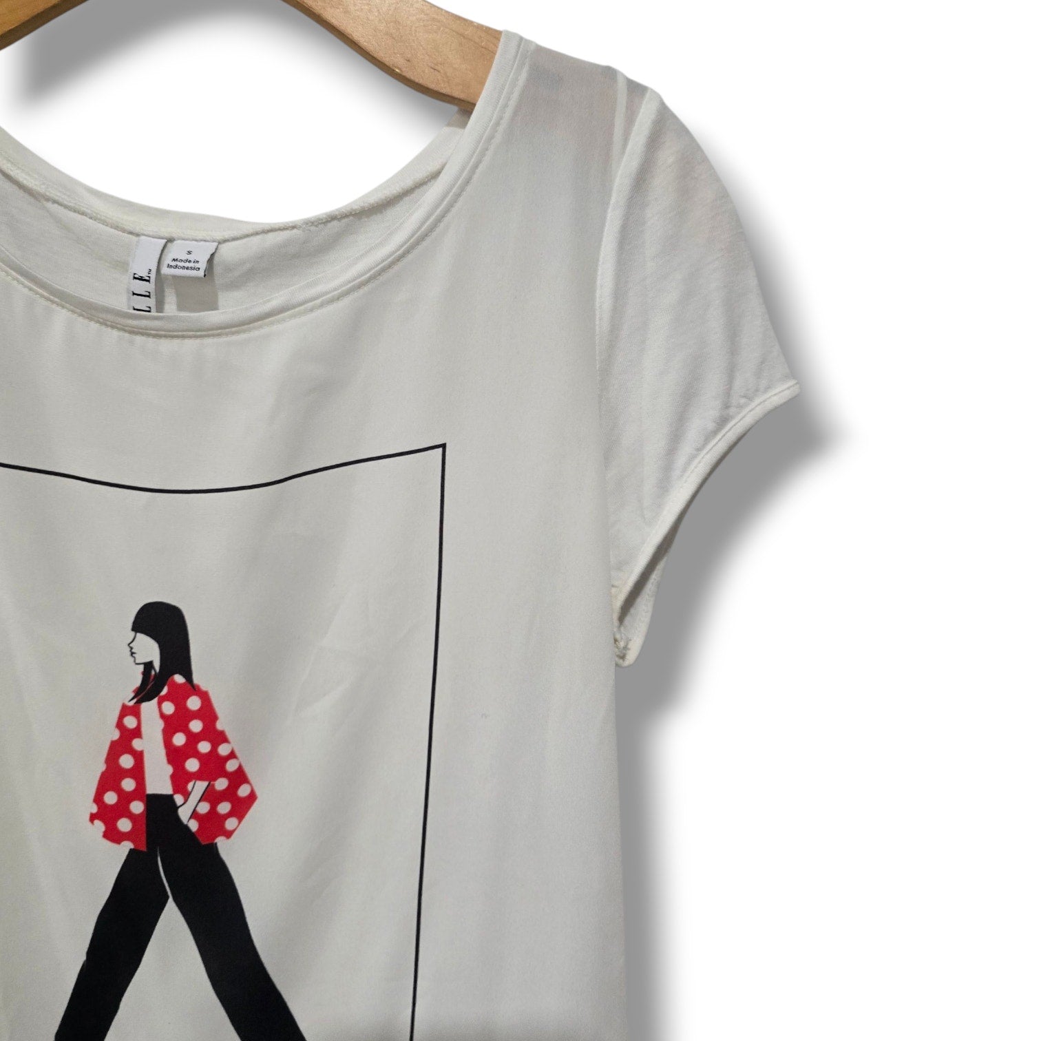 ELLE Women’s "Life Is A Runway" Graphic Tee Size Small