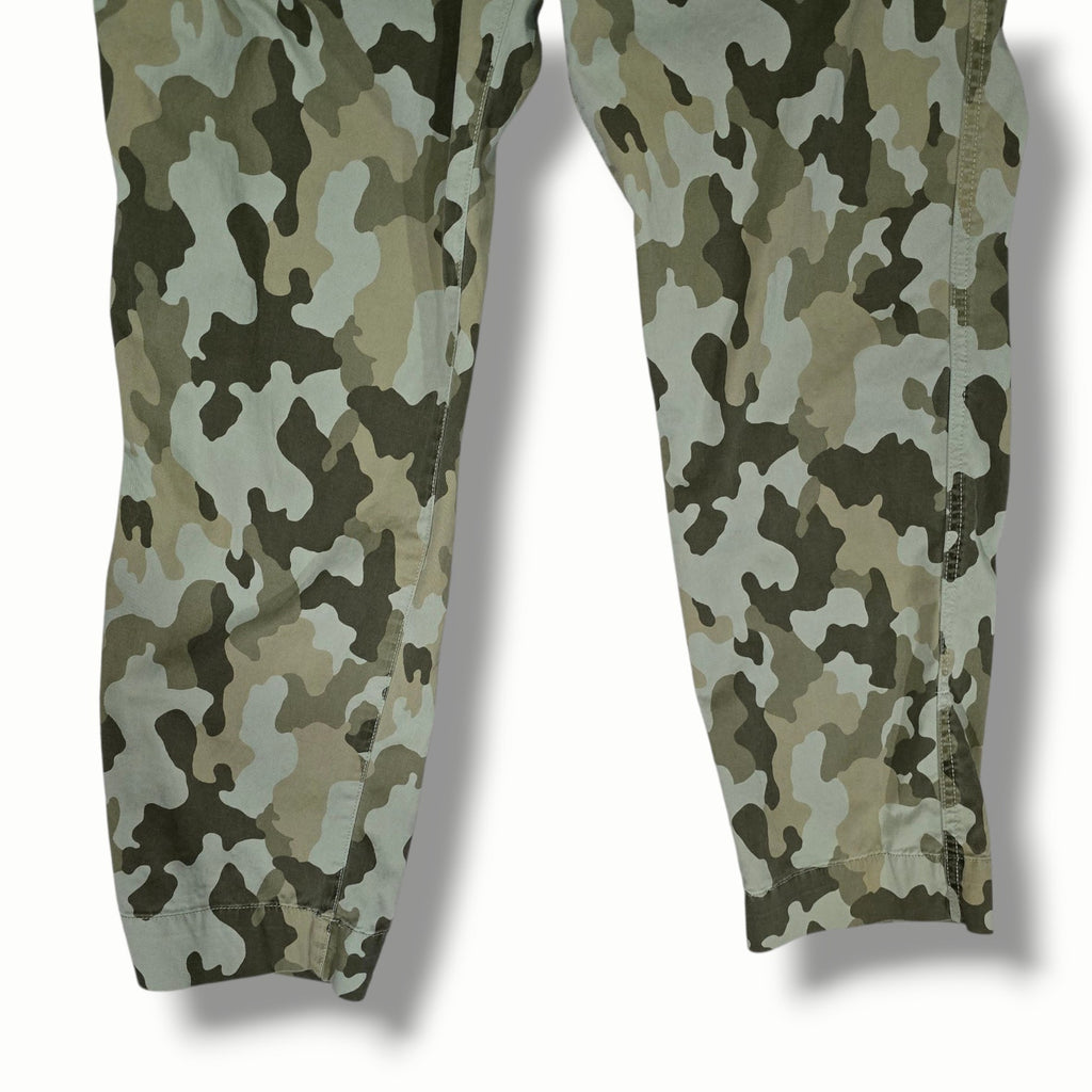 GAP Women’s High Rise Camo Girlfriend Chino Pants Size 6