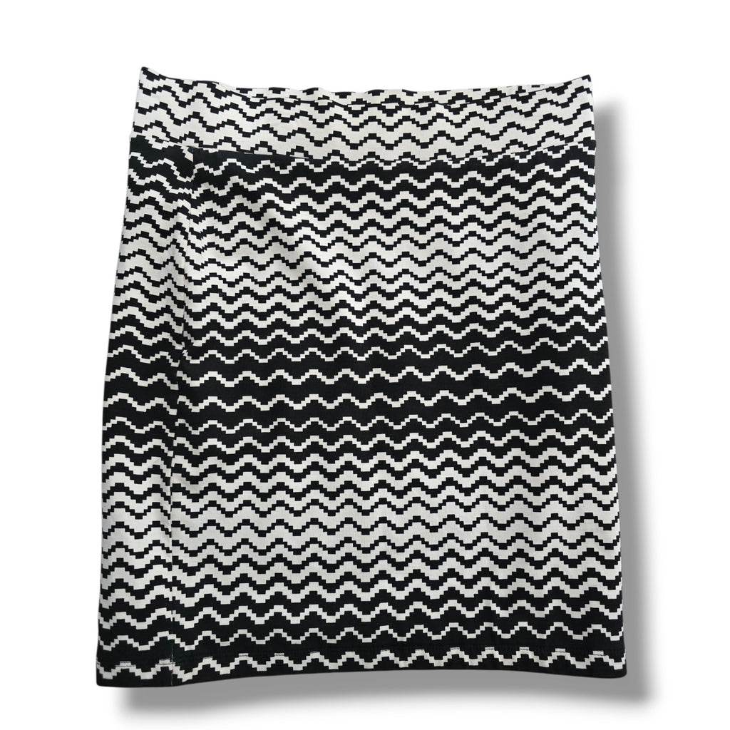 XXI Forever 21 Black and White Zig Zag Chevron Mini Skirt