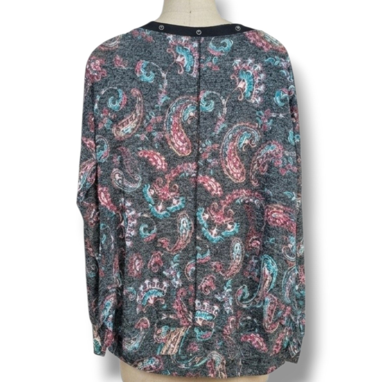 Maurices Women's Size Small Gray Paisley Snap buttons Long Sleeve Blouse Top
