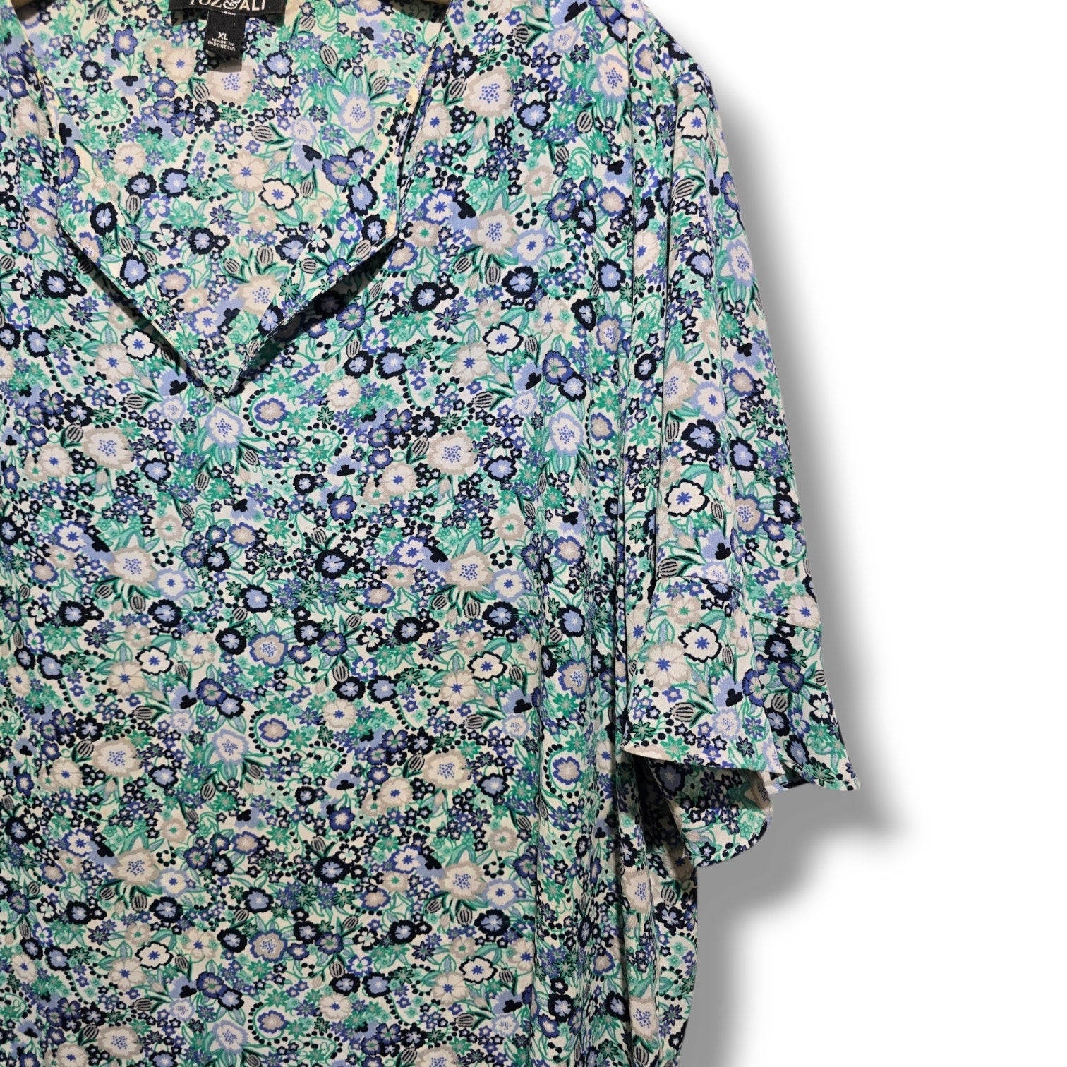 Roz & Ali Women's Size XL Blue Green Floral Flutter Sleeve Blouse Top