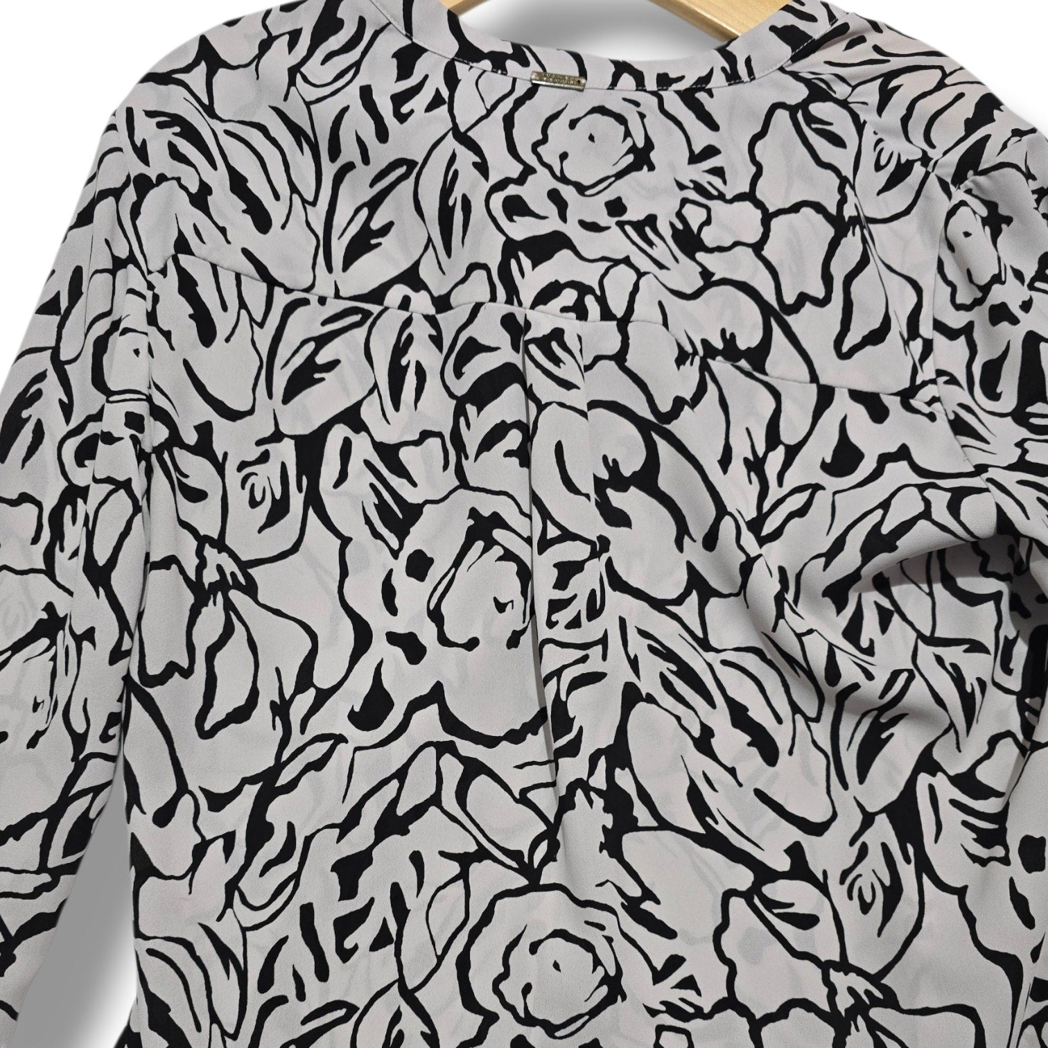Ivanka Trump women’s Black & White Abstract Floral Tunic Blouse - small
