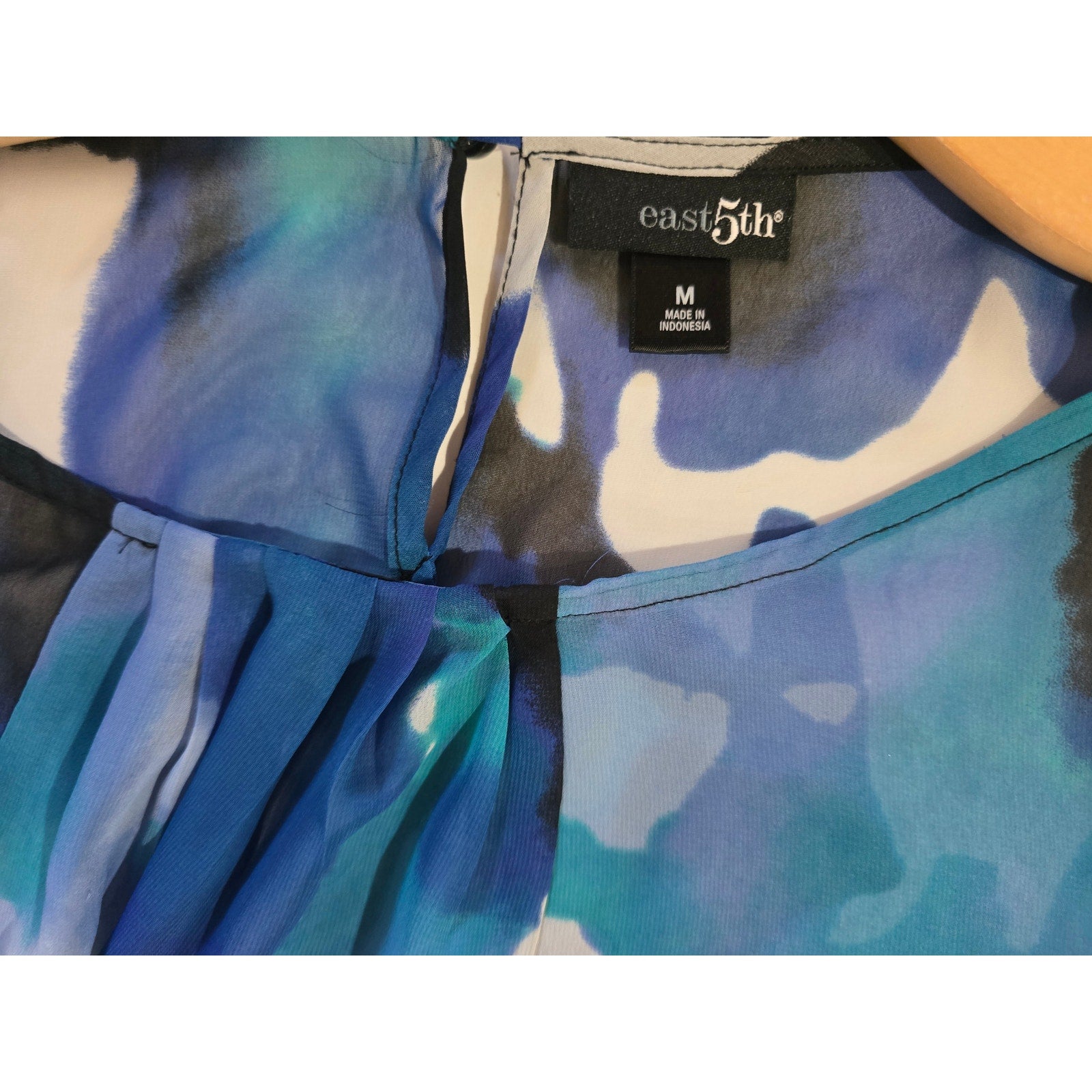 East 5th Women's Blue Watercolor Abstract Chiffon Blouse Size Medium