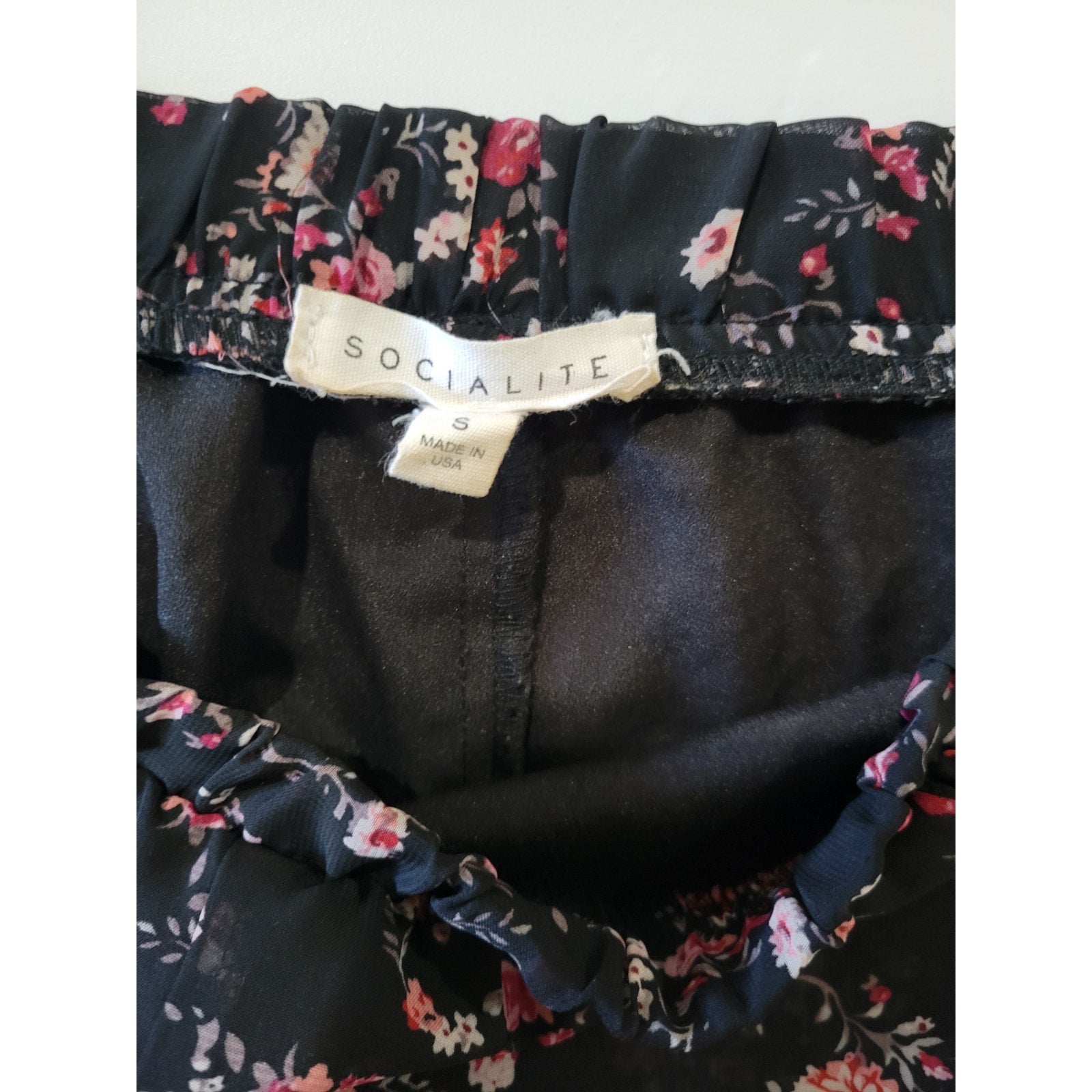 Socialite Women’s Black Floral Lace Hem Dressy Shorts Small