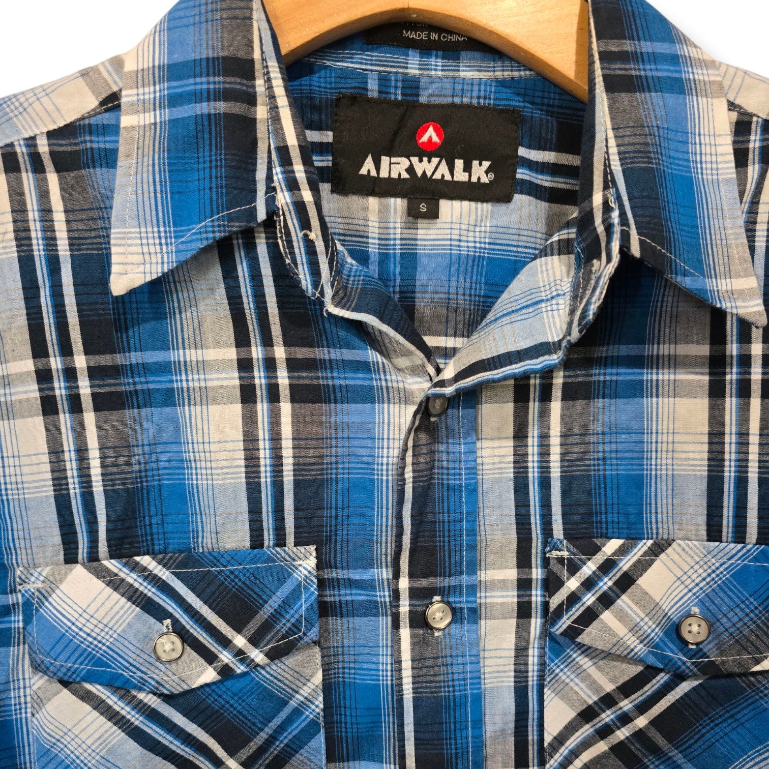 Airwalk Men’s Blue Plaid Long Sleeve Button-Down Shirt – Size Small Gently used