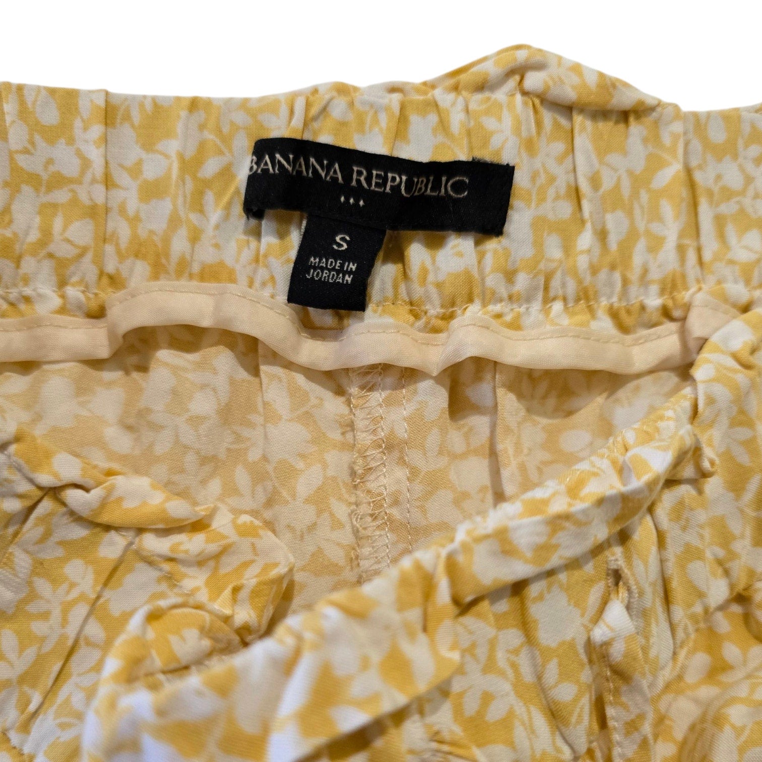 Banana Republic Women’s Yellow Floral Print Drawstring Shorts – Size Small