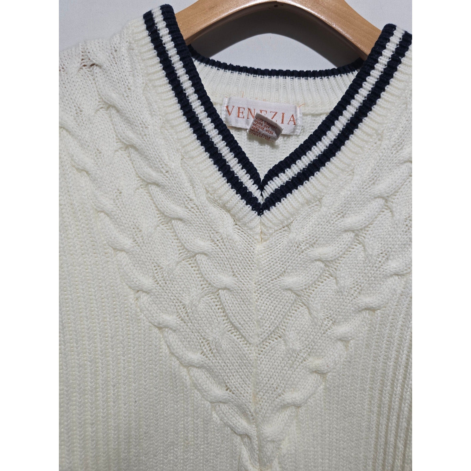 Venezia Jeans Co. Women's Plus Size 14/16 cream Cable Knit V-Neck Sweater