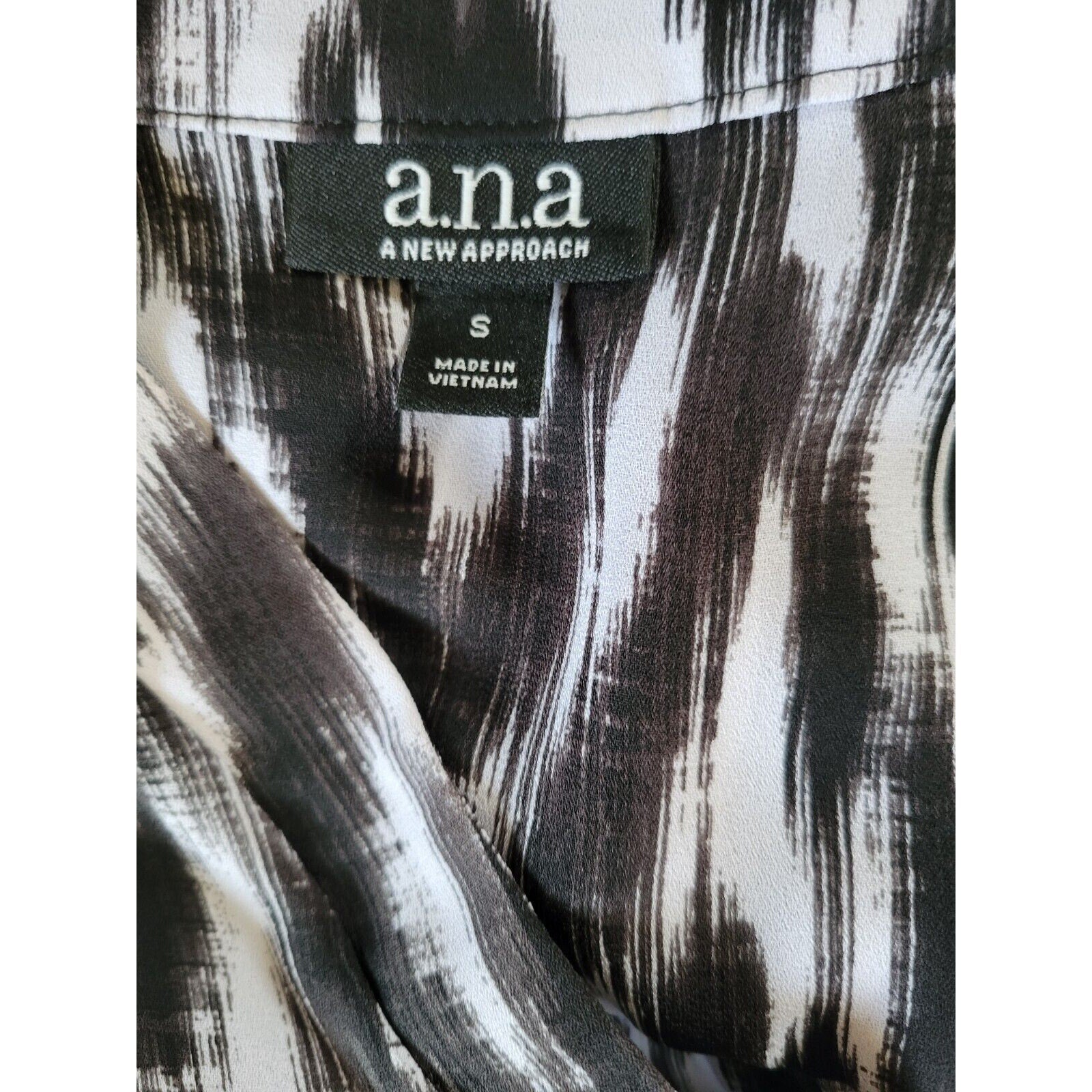a.n.a A New Approach Black White Abstract Blouse Women’s Small 3/4 Sleeve